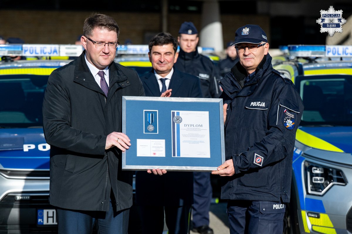Bezpieczniej i bardziej ekologicznie. Śląska Policja z nowymi radiowozami / fot. Śląska Policja