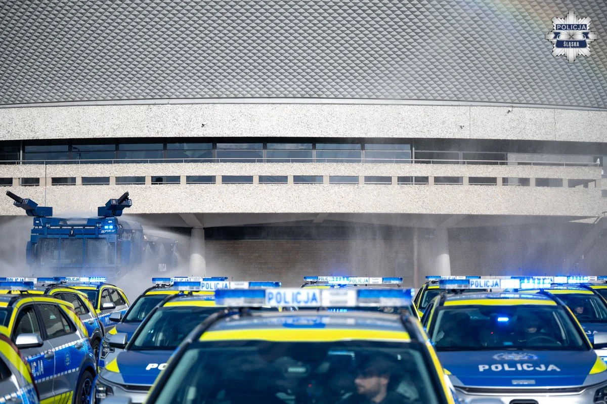 Bezpieczniej i bardziej ekologicznie. Śląska Policja z nowymi radiowozami / fot. Śląska Policja