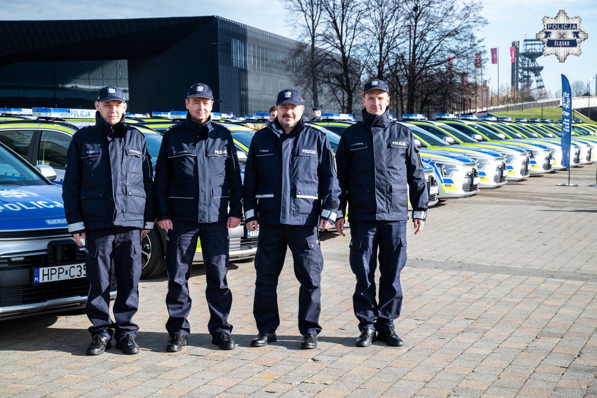 Bezpieczniej i bardziej ekologicznie. Śląska Policja z nowymi radiowozami / fot. Śląska Policja
