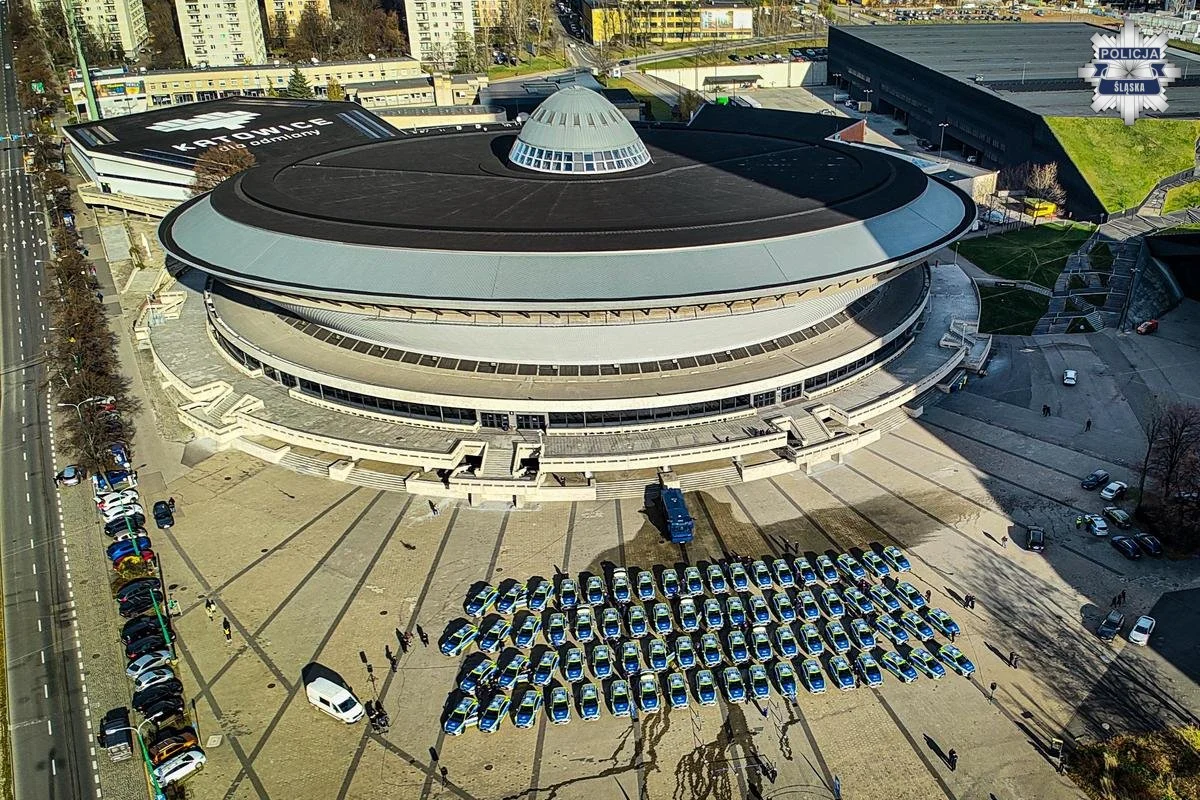Bezpieczniej i bardziej ekologicznie. Śląska Policja z nowymi radiowozami / fot. Śląska Policja