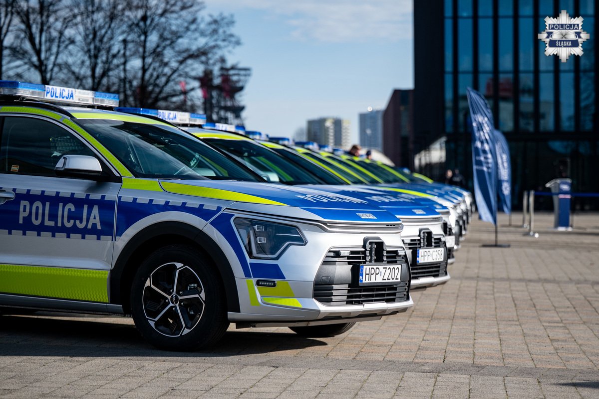 Bezpieczniej i bardziej ekologicznie. Śląska Policja z nowymi radiowozami / fot. Śląska Policja