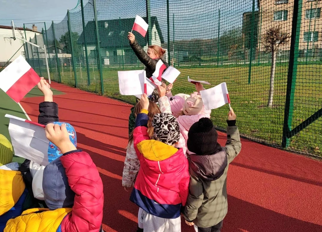 Hymn, patriotyczne piosenki i sport. Przedszkolaki z Zawiści świętowali niepodległość