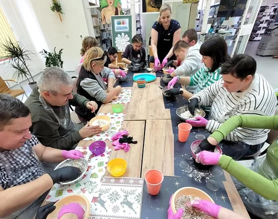 Dzień Tolerancji w mysłowickiej bibliotece: kreatywne zajęcia i ważne rozmowy