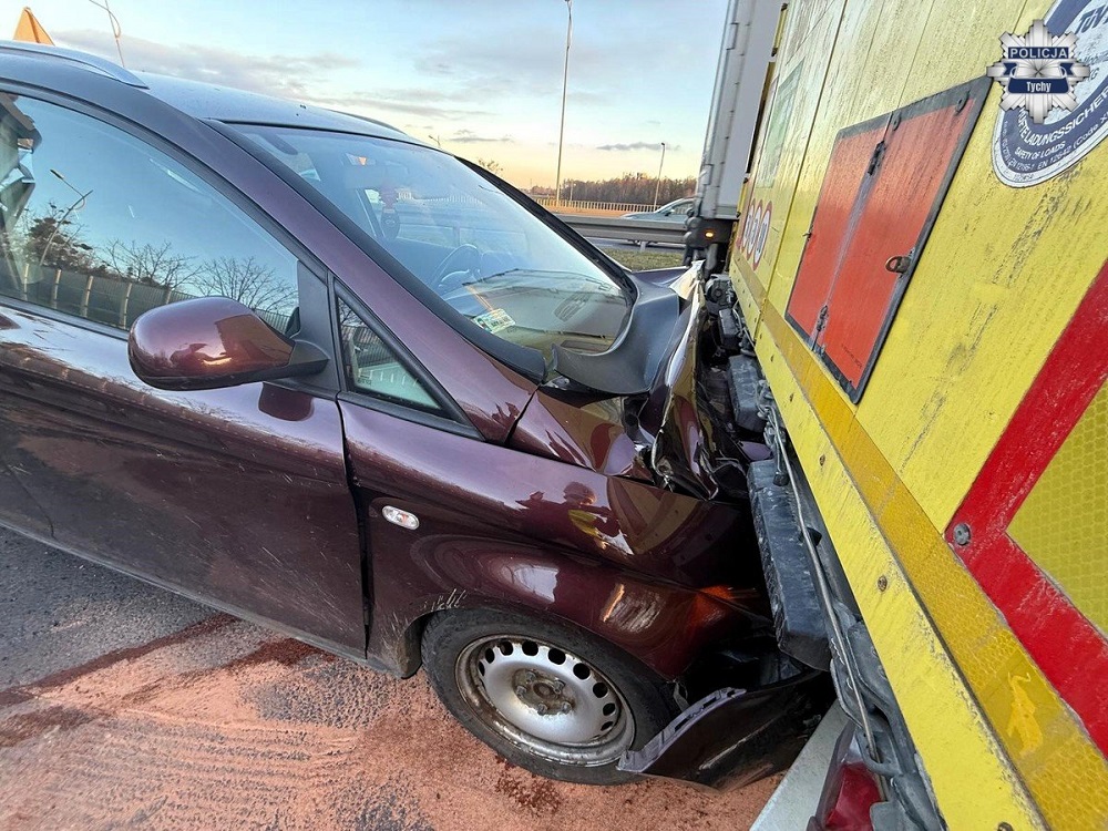 Zderzenie trzech pojazdów na ul. Beskidzkiej w Tychach – jedna osoba ranna