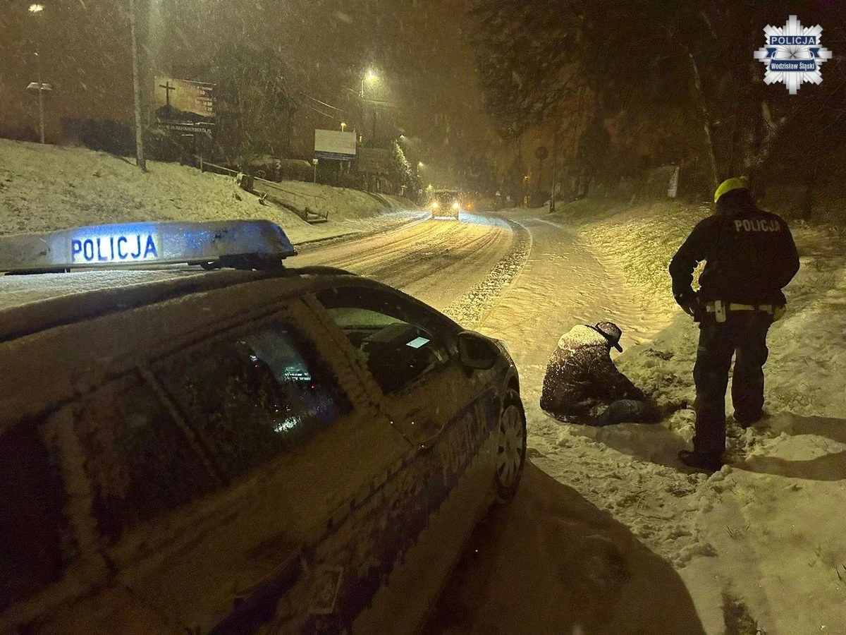 Policjanci uratowali 27-latka z Wodzisławia przed wychłodzeniem