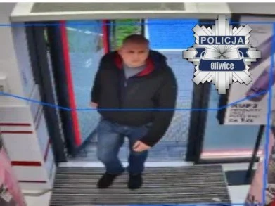 Policja publikuje wizerunek podejrzanego o kradzież perfum w Pyskowicach. Rozpoznajesz?