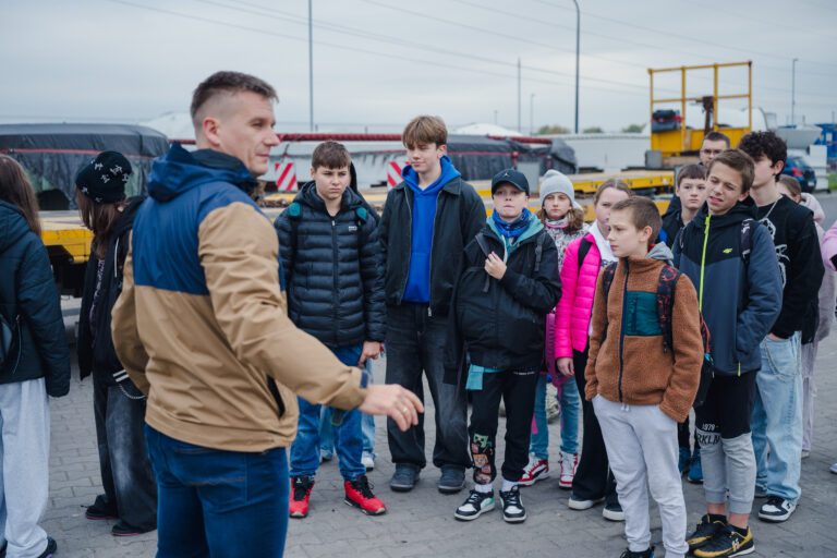Uczniowie „Akademii Przedsiębiorczości” odwiedzili lokalne firmy i straż pożarną