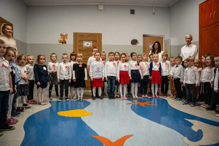 Przedszkolaki śpiewają "Mazurek Dąbrowskiego" z okazji Święta Niepodległości