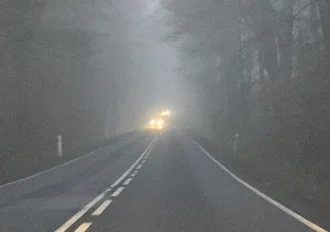 Mgła na drogach. Jakich świateł używać i jak dostosować styl jazdy?