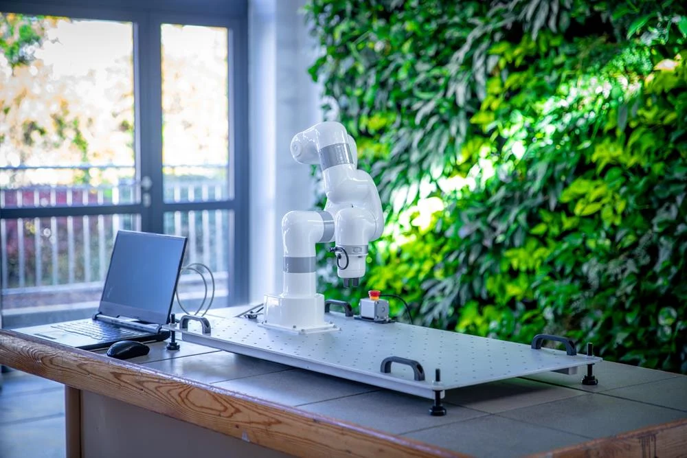 Zespół Szkół nr 5 w Tychach wzbogaca warsztaty o robot PLC