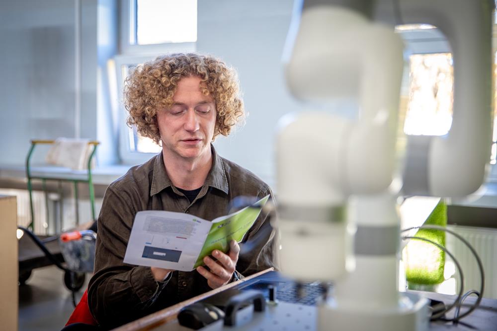 Zespół Szkół nr 5 w Tychach wzbogaca warsztaty o robot PLC