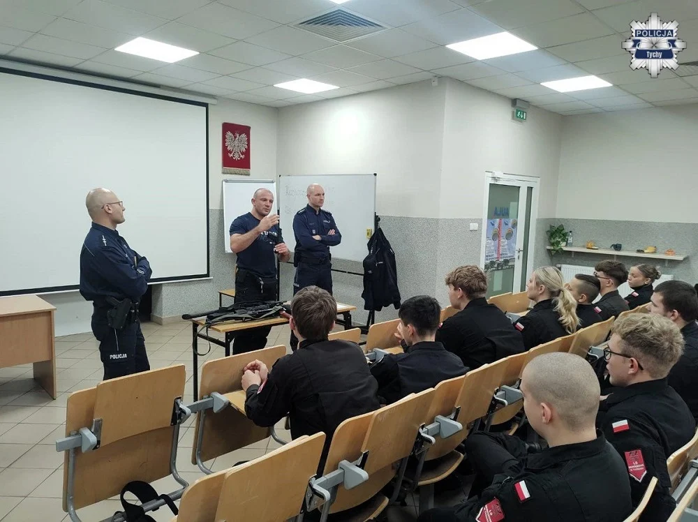 Zajęcia z policjantami w Zespole Szkół im. Orląt Lwowskich w Tychach