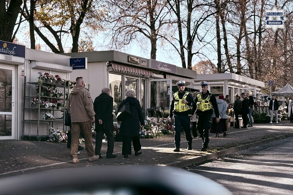 Mysłowice: Policja dbała o bezpieczeństwo na cmentarzach. Bez poważnych incydentów