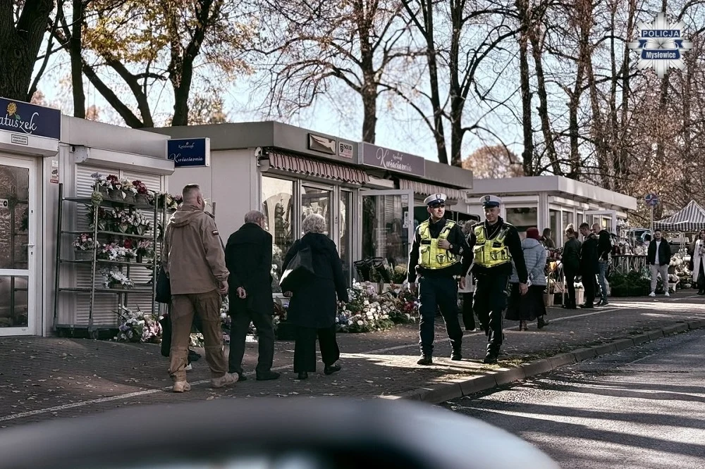 Mysłowice: Policja dbała o bezpieczeństwo na cmentarzach. Bez poważnych incydentów