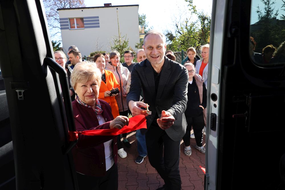 Nowy bus dla Warsztatów Terapii Zajęciowej / fot. UM Piekary Śląskie