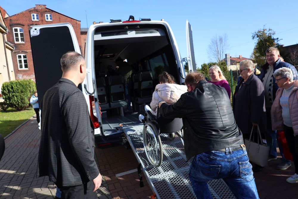Nowy bus dla Warsztatów Terapii Zajęciowej / fot. UM Piekary Śląskie
