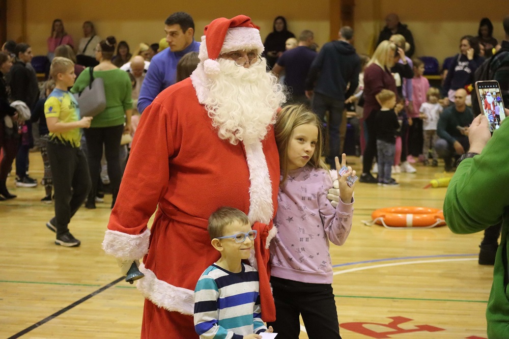 Sportowy Mikołaj 2025 w Piekarach Śląskich – emocje i zabawa na hali MOSiR-u!