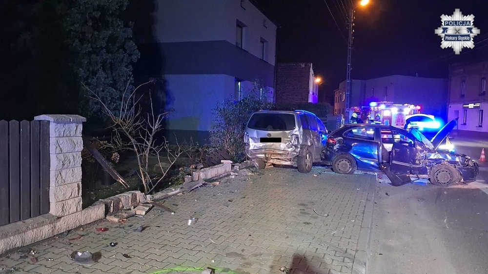 Pijany 18-latek uderzył w ogrodzenie. Dzielnicowy udzielił mu pierwszej pomocy