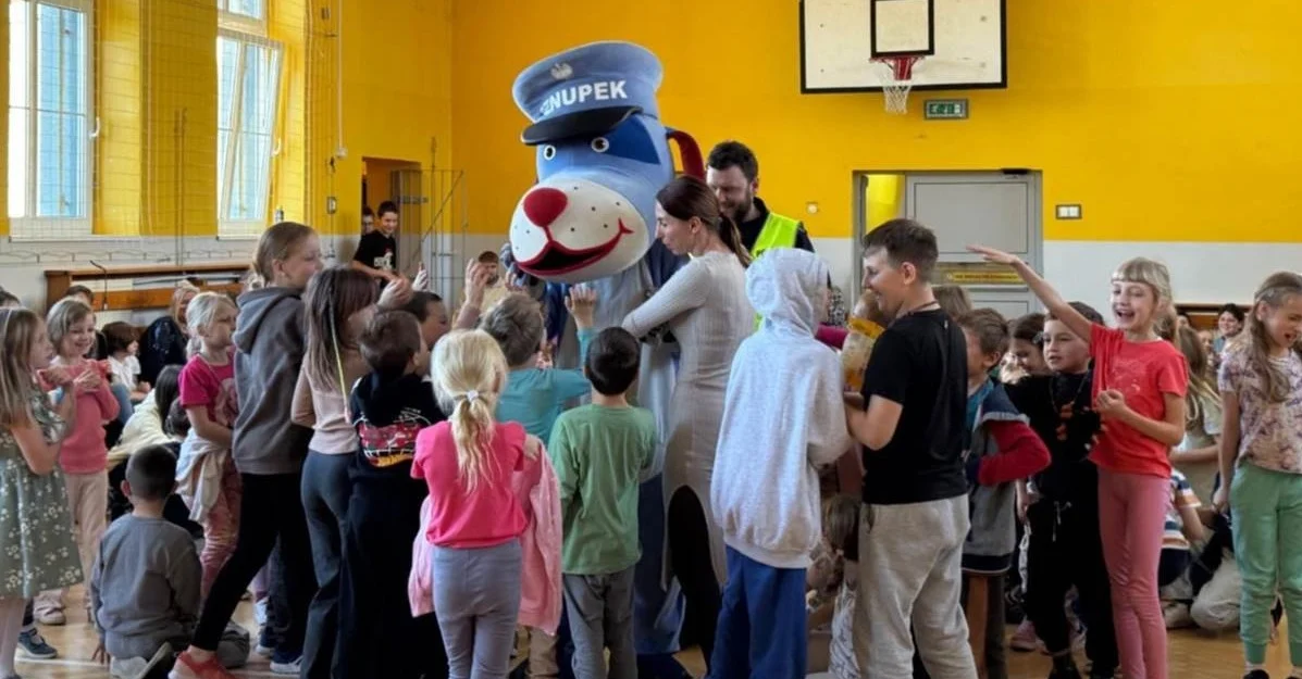 Sznupek i gliwiccy policjanci uczą dzieci bezpieczeństwa w ramach „Odblaskowej Szkoły”