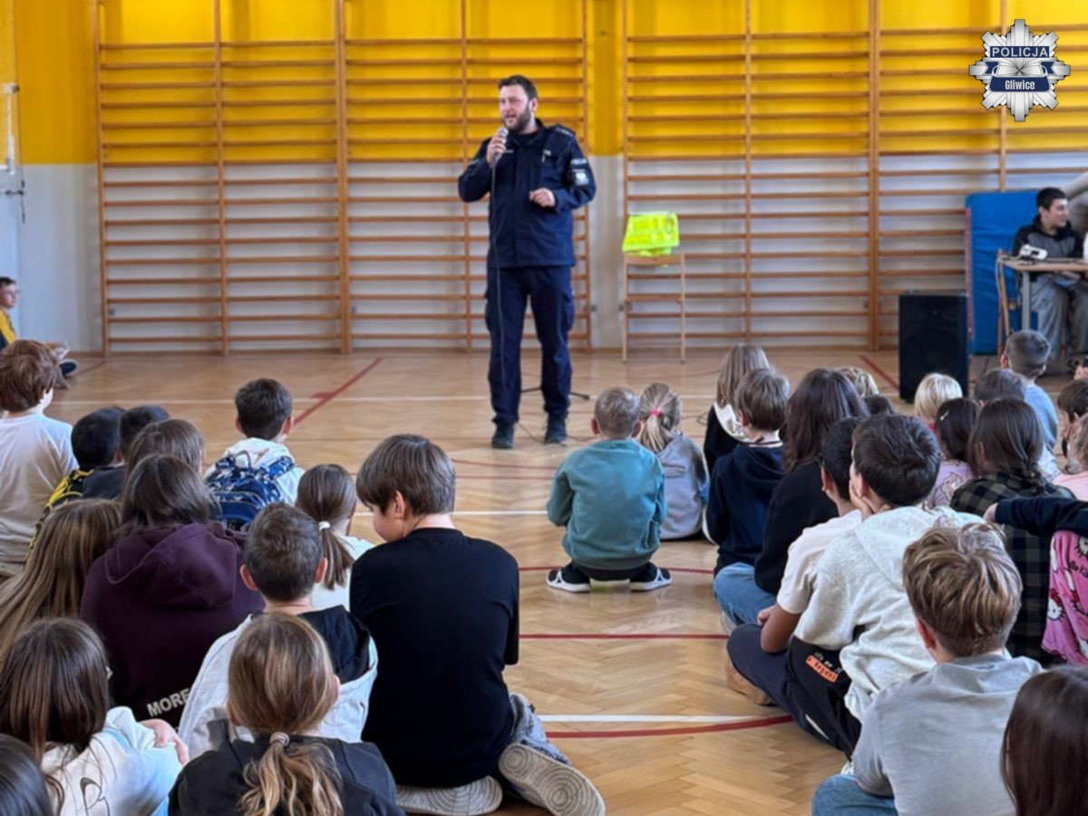 Sznupek i gliwiccy policjanci uczą dzieci bezpieczeństwa w ramach „Odblaskowej Szkoły”
