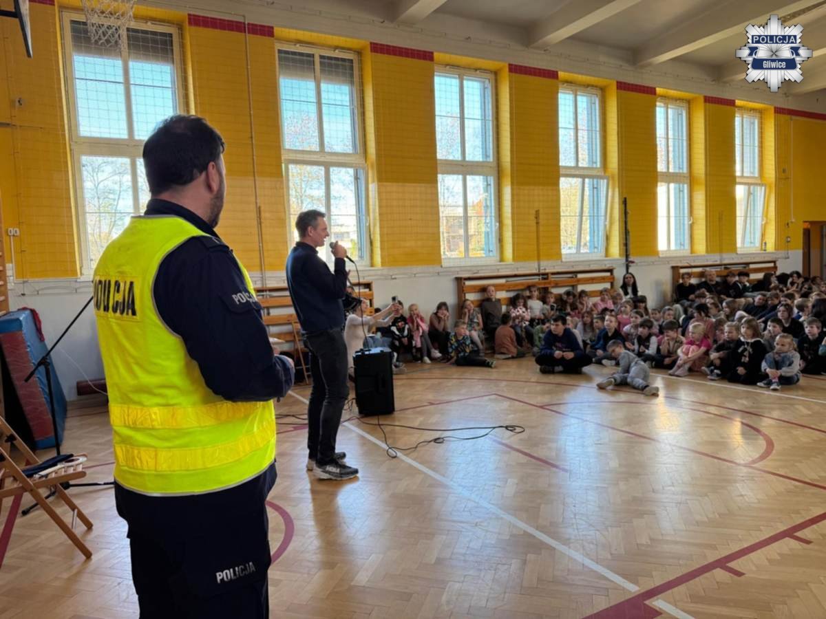 Sznupek i gliwiccy policjanci uczą dzieci bezpieczeństwa w ramach „Odblaskowej Szkoły”