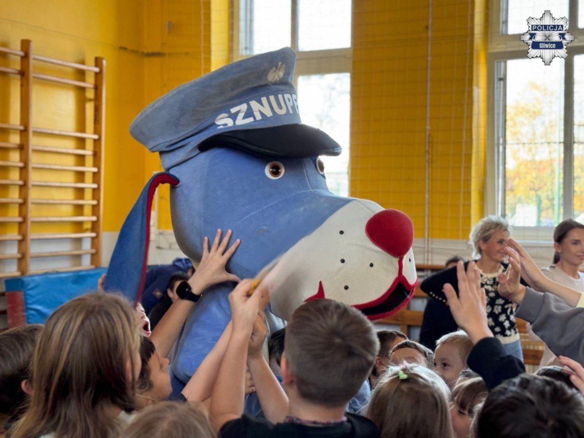 Sznupek i gliwiccy policjanci uczą dzieci bezpieczeństwa w ramach „Odblaskowej Szkoły”