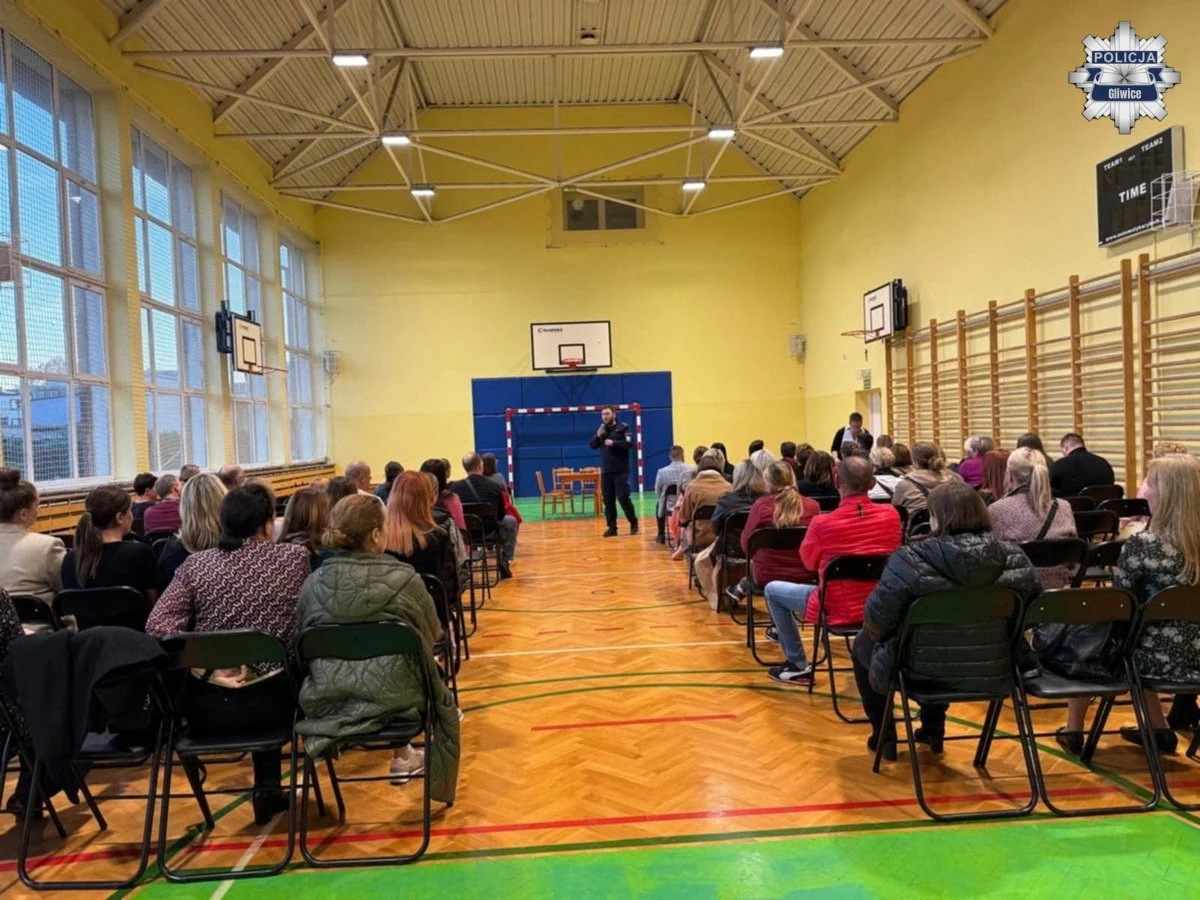 Policjanci o bezpieczeństwie dzieci - spotkanie z rodzicami w Szkole Podstawowej w Wilczej