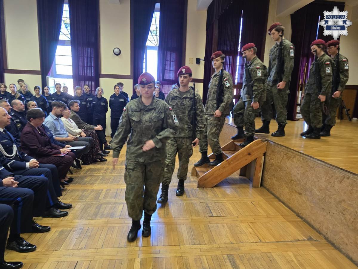 Ślubowanie uczniów klas mundurowych Liceum „Animator” z udziałem gliwickiej policji