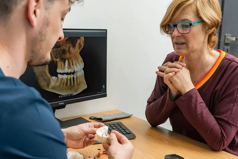 Protezy zębowe – kiedy warto, jakie wybrać i jak o nie dbać