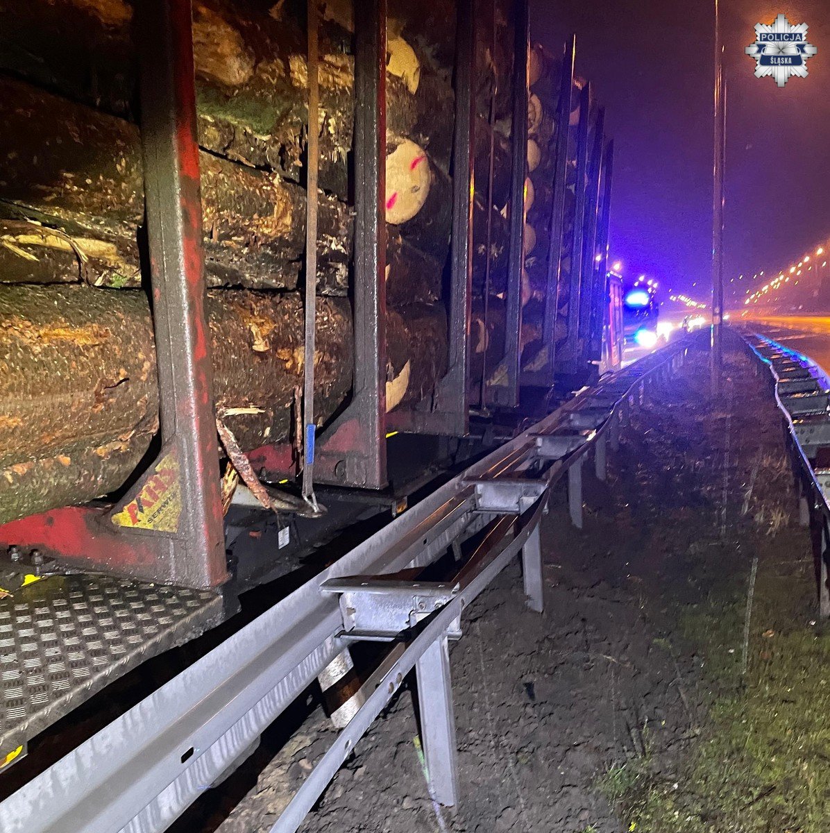 Utrudnienia na A4 w Gliwicach. Bale drewna zablokowały trasę na Kraków