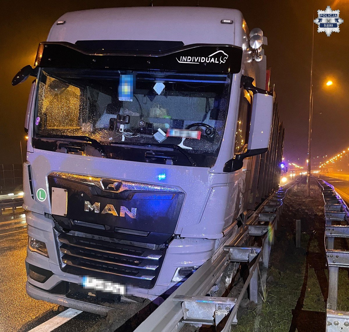 Utrudnienia na A4 w Gliwicach. Bale drewna zablokowały trasę na Kraków