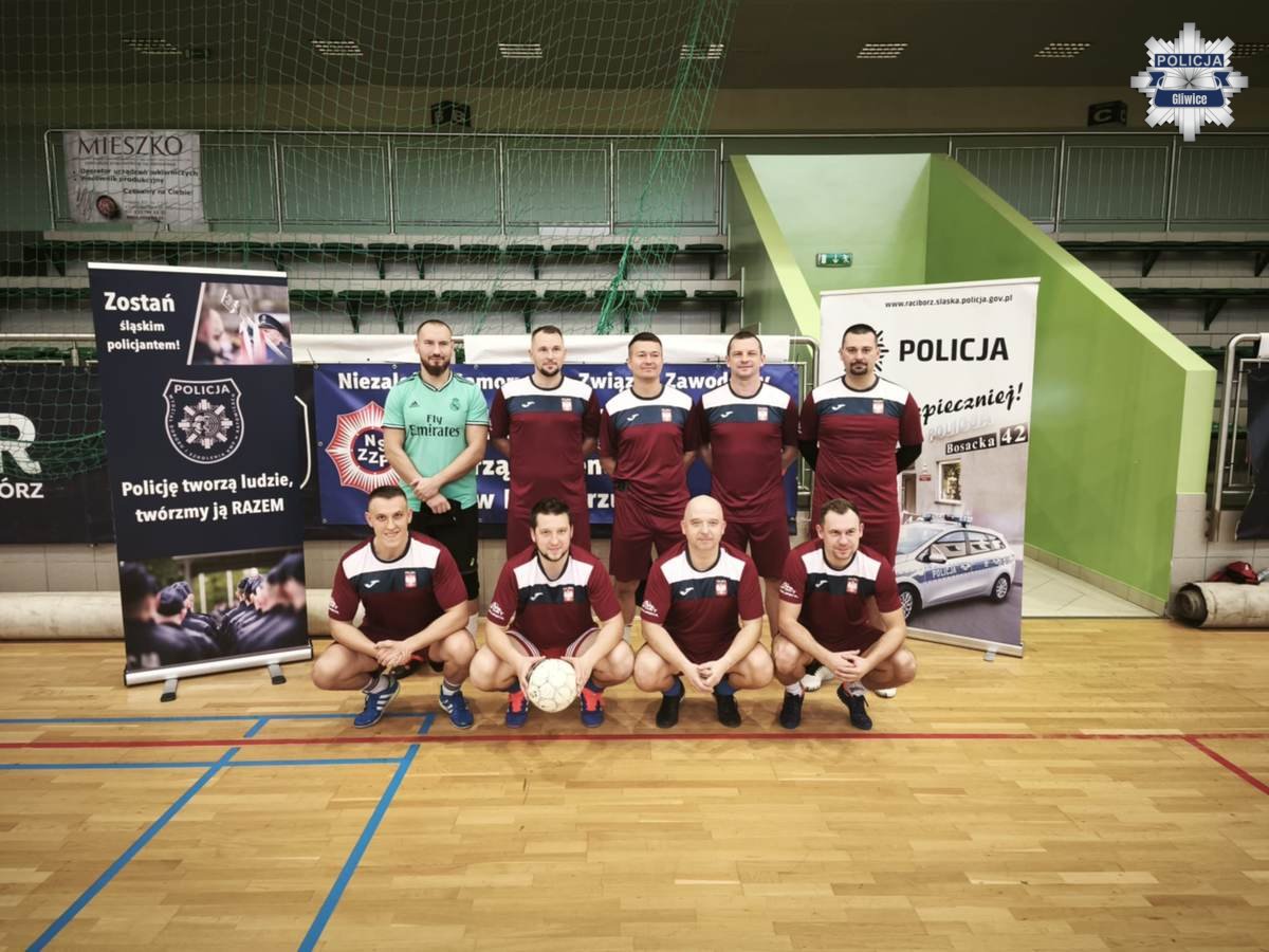 Gliwiccy policjanci na podium Wojewódzkich Mistrzostw Policji w Piłce Nożnej Halowej