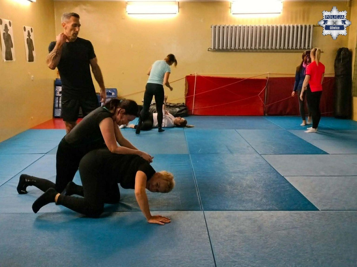 „Samoobrona dla Kobiet w Policji” – szkolenie w gliwickiej komendzie