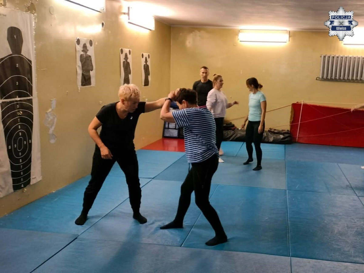 „Samoobrona dla Kobiet w Policji” – szkolenie w gliwickiej komendzie