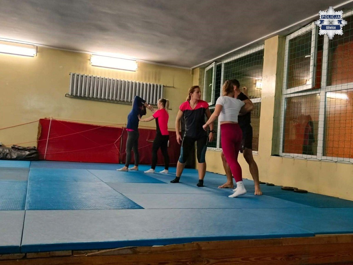 „Samoobrona dla Kobiet w Policji” – szkolenie w gliwickiej komendzie