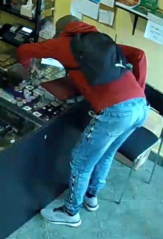 Kradzież sztabki srebra w Gliwicach. Policja publikuje wizerunek podejrzanego