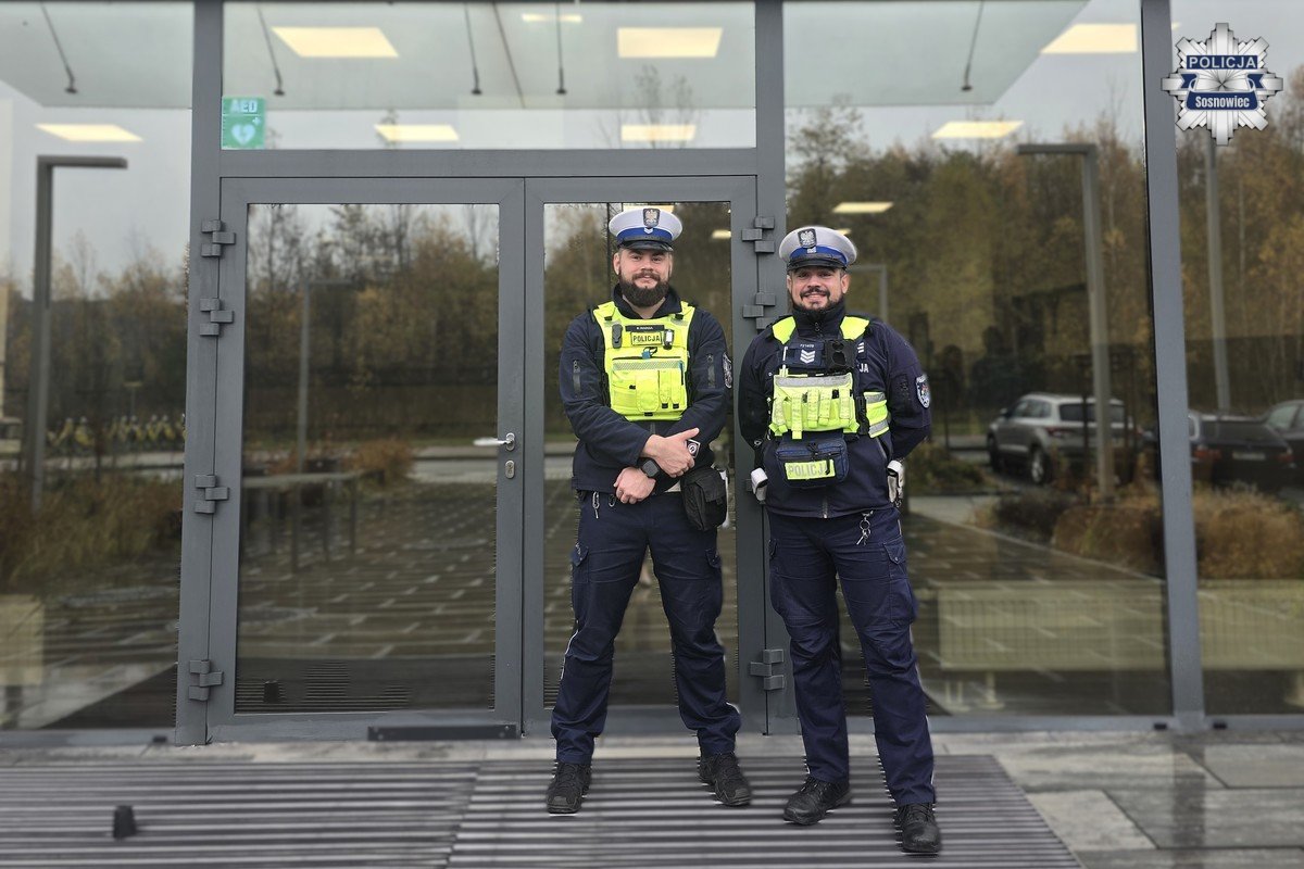 Policjanci z Sosnowca pomogli kobiecie, której samochód odmówił posłuszeństwa