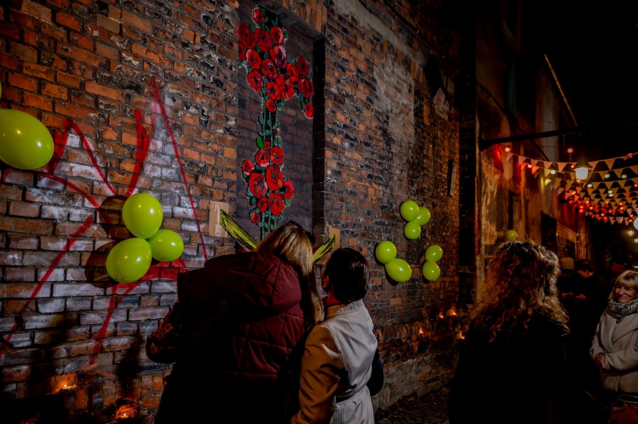 Nowa mozaika w Bytomiu – różany krzew ozdobił uliczkę Zaułek