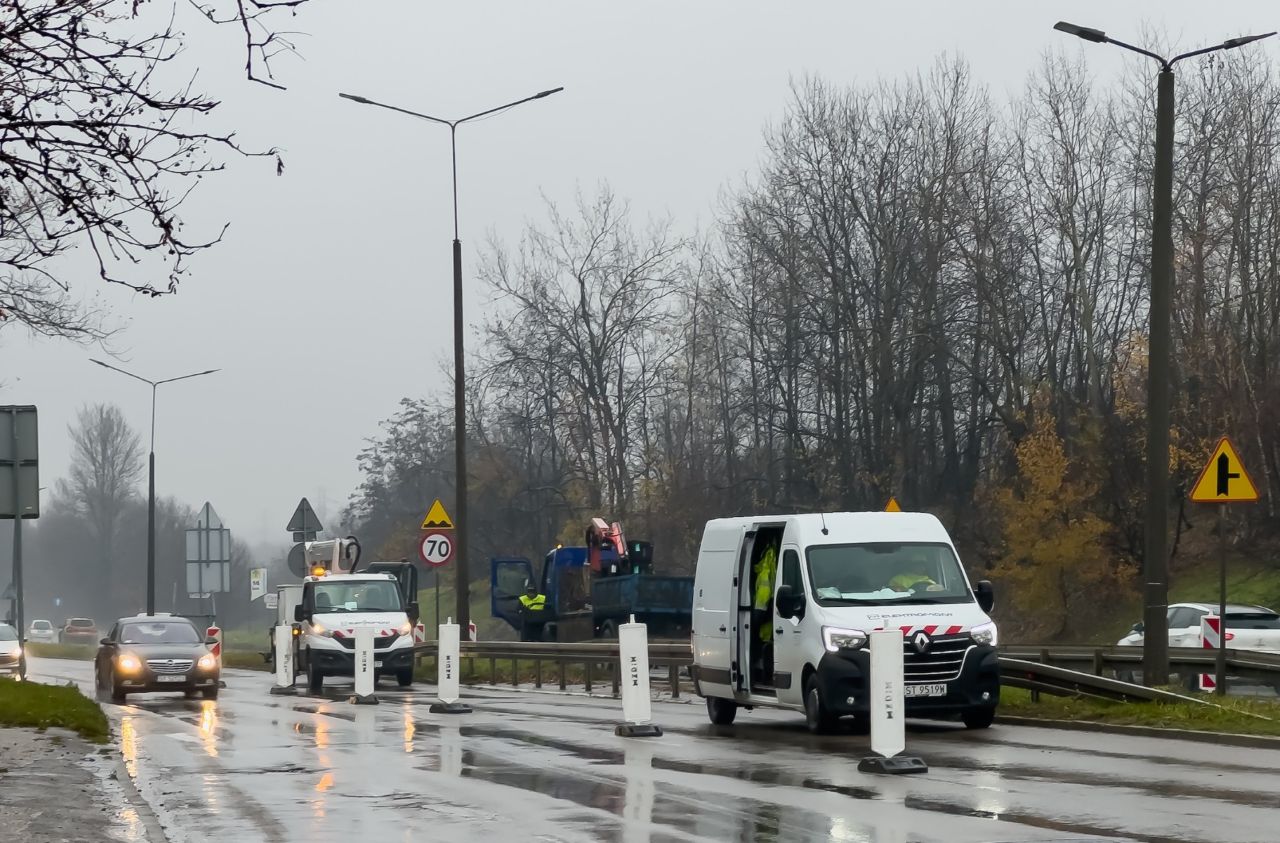 Rozpoczęła się wymiana słupów oświetleniowych na al. Jana Pawła II