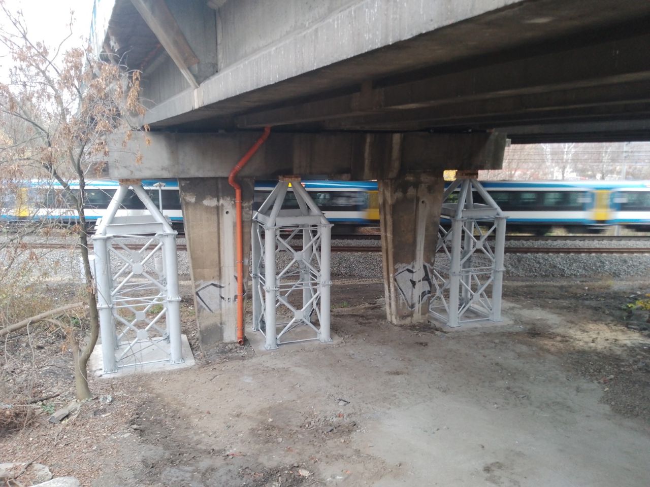 Podpora wiaduktu nad ul. Siemianowicką odciążyła newralgiczny filar