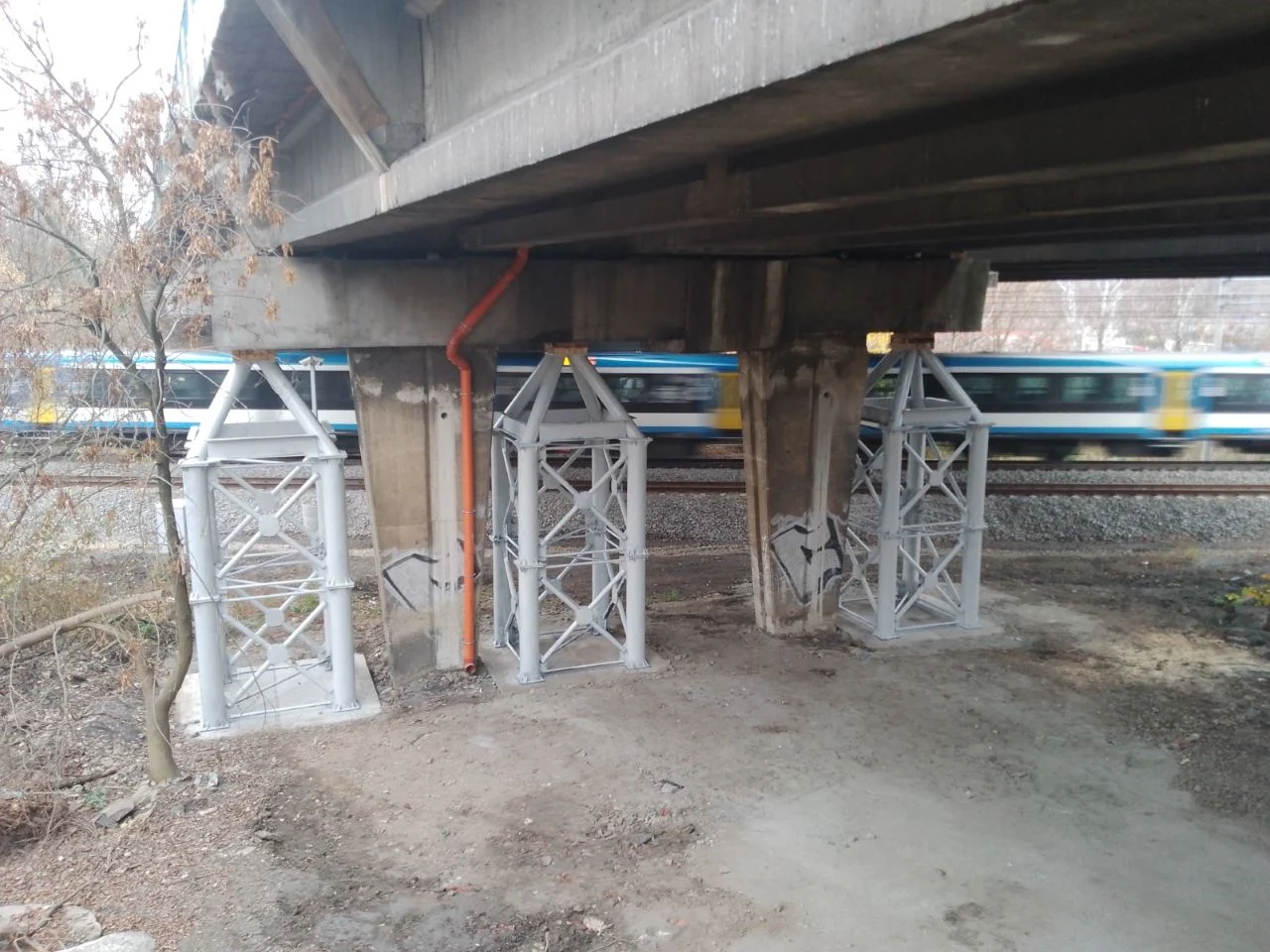 Podpora wiaduktu nad ul. Siemianowicką odciążyła newralgiczny filar