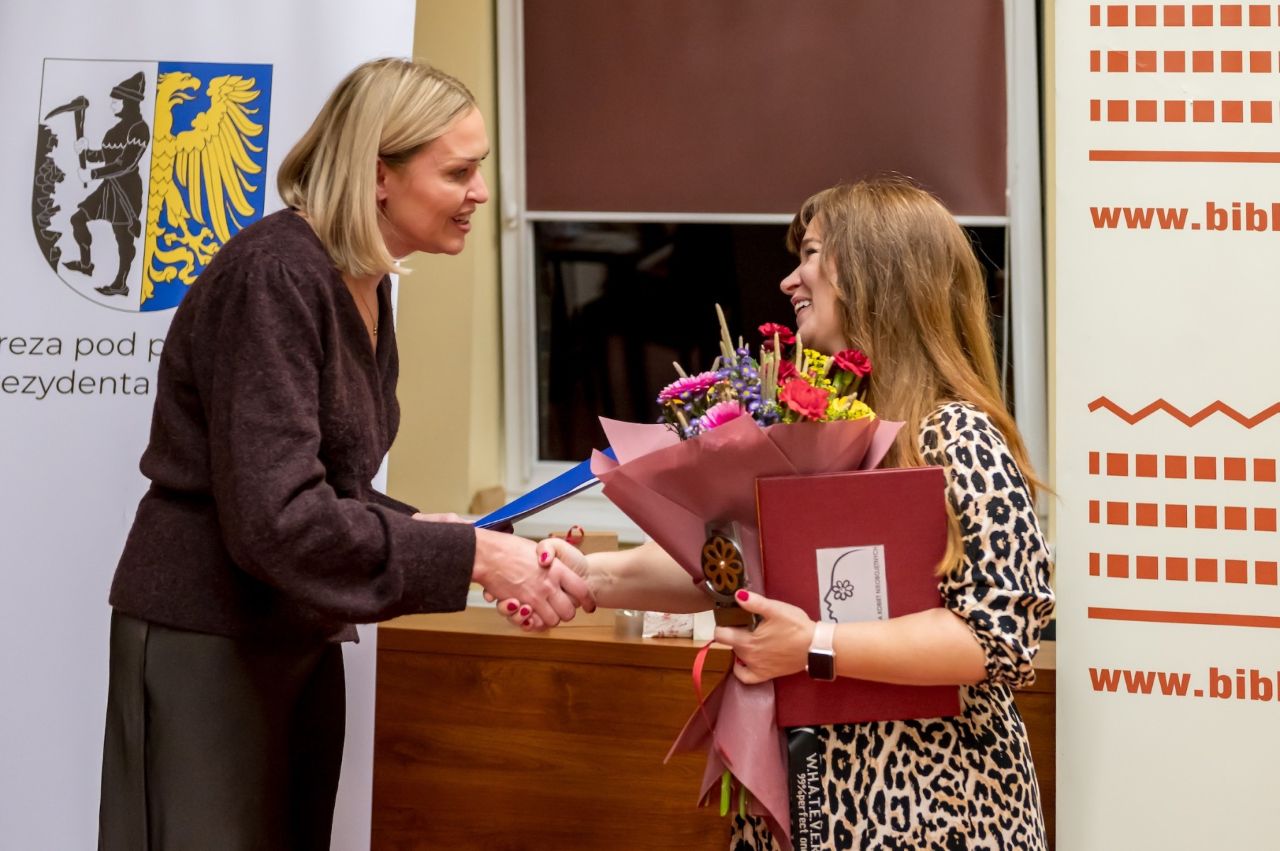 Marta Knopik nagrodzona tytułem Bytomianki Jesieni podczas spotkania autorskiego