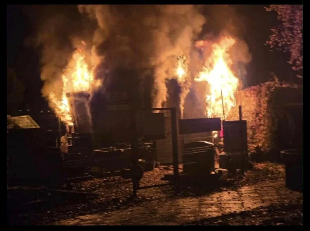 Podpalenie na cmentarzu w Zabrzu - trwają poszukiwania sprawców [ZDJĘCIA]