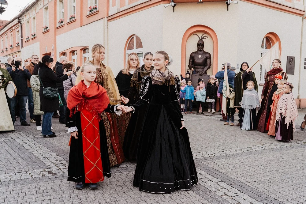Mikołów: Rycerz Mikuła znów czuwa przy ratuszu [FOTO]