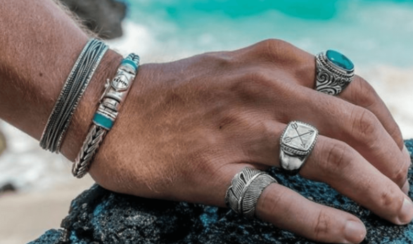 Minimalizm w męskiej biżuterii — jak mniej znaczy więcej