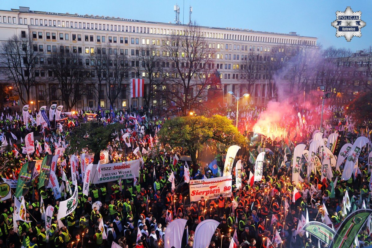 10 tysięcy osób na marszach w Katowicach. Policjanci czuwali nad bezpieczeństwem
