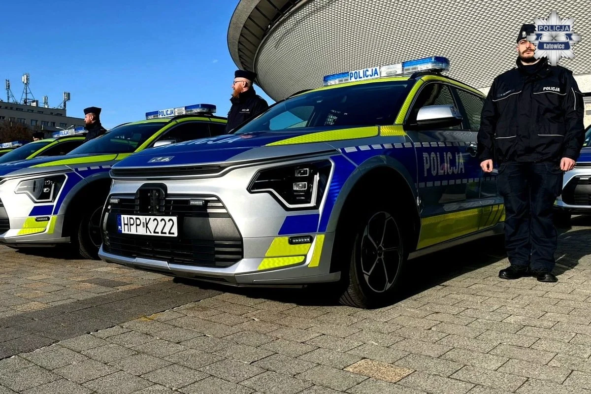 Katowicka Policja zyskała 9 nowych hybrydowych radiowozów. Nowoczesny sprzęt już w służbie