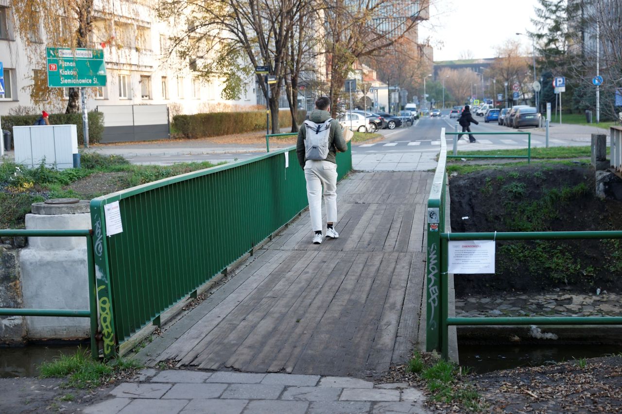 Rozpoczęto remont kładki dla pieszych w ciągu ulic Moniuszki i Teatralnej