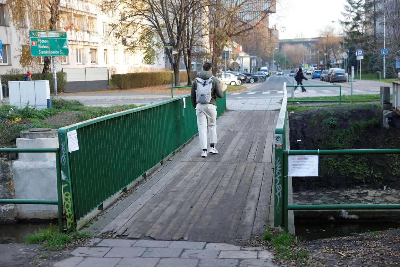 Rozpoczęto remont kładki dla pieszych w ciągu ulic Moniuszki i Teatralnej
