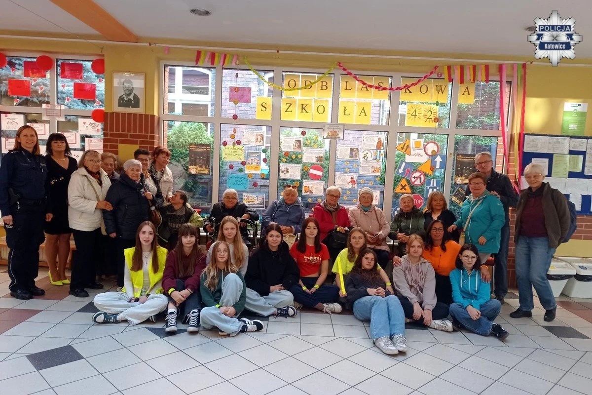 Odblaskowa szkoła w Katowicach: edukacja dzieci i seniorów o bezpieczeństwie